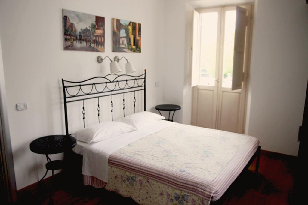 B&B La Luna Dal Borgo Ези Экстерьер фото
