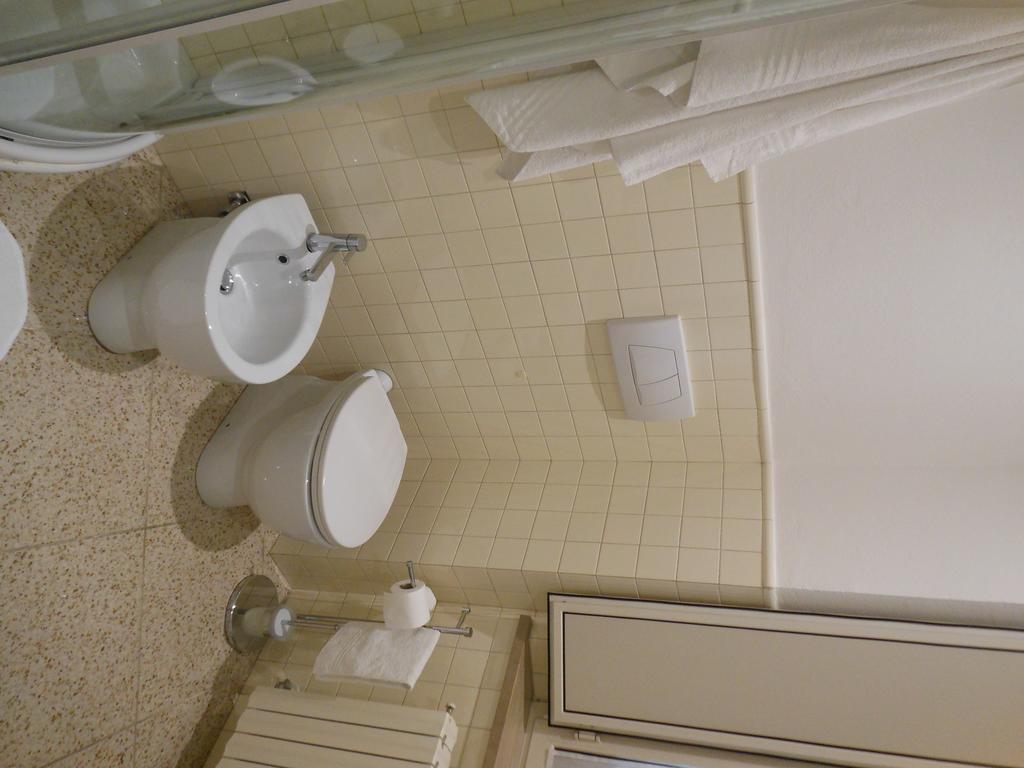 B&B La Luna Dal Borgo Ези Экстерьер фото